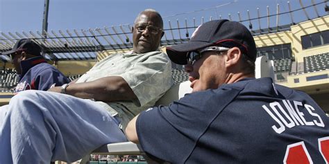 Baseball Hall of Famers remember Hank Aaron .